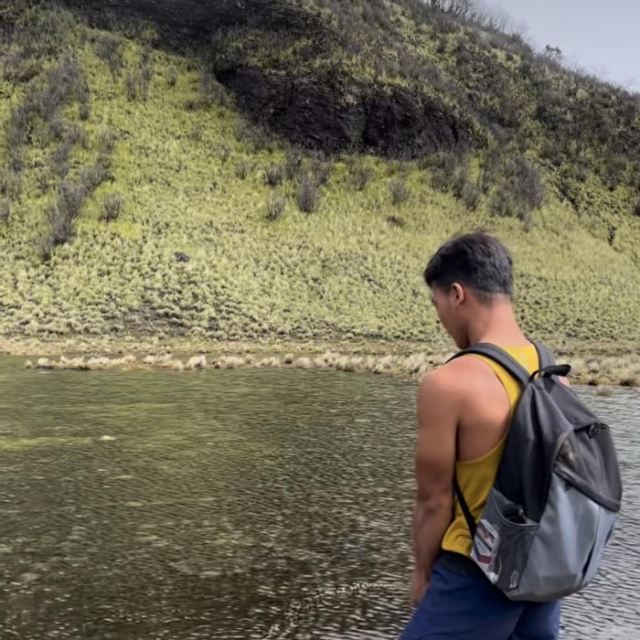 Tangkapan layar sebuah akun Instagram yang memperlihatkan unggahan seorang pendaki yang berbuat sekolah sedang kencing di Tlogo Kuning. Foto diunggah Jumat (31/1/2025).