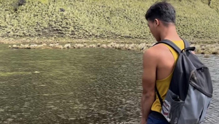 Tangkapan layar sebuah akun Instagram yang memperlihatkan unggahan seorang pendaki yang berbuat sekolah sedang kencing di Tlogo Kuning. Foto diunggah Jumat (31/1/2025).