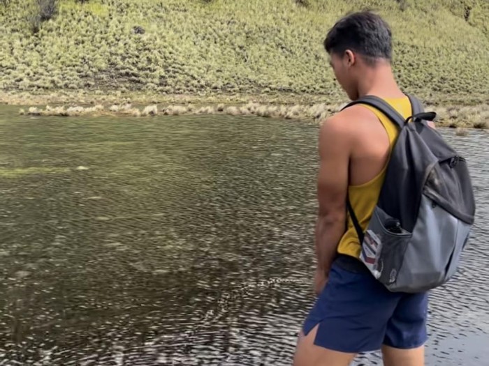 Tangkapan layar sebuah akun Instagram yang memperlihatkan unggahan seorang pendaki yang berbuat sekolah sedang kencing di Tlogo Kuning. Foto diunggah Jumat (31/1/2025).