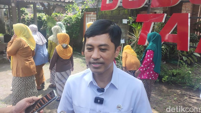 Wakil Menteri Kesehatan, Dante Saksono Harbuwono saat kunjungan kerja di Kalasan, Sleman, Jumat (31/1/2025)