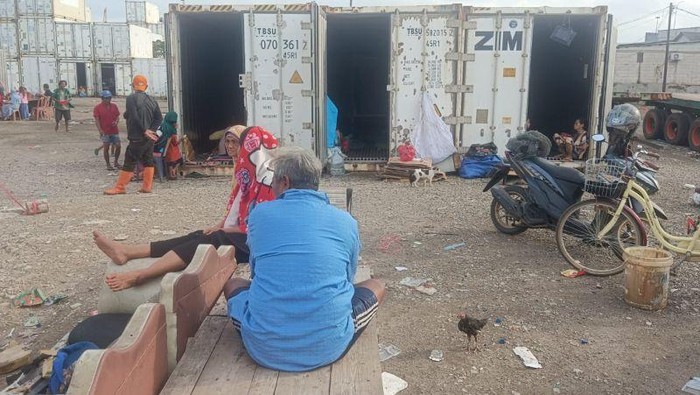 Warga kampung Sepatan Cilincing saat mengungsi di tumpukan kontainer atau peti kemas di Depo BCC Cilincing akibat banjir yang merendam permukiman warga setelah curah hujan tinggi di Jakarta. ANTARA/Dokumentasi Pribadi