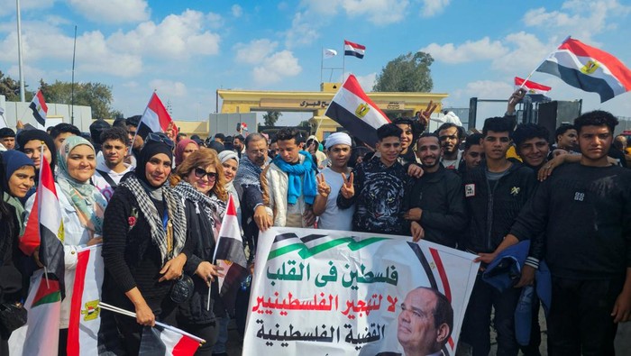 Egyptians protest against the U.S. President Donald Trumps proposal for Egypt and Jordan to host over a million Palestinians from Gaza, at a gate at the Rafah border crossing, amid a ceasefire between Israel and Hamas, in Rafah, Egypt, January 31, 2025. REUTERS/Stringer