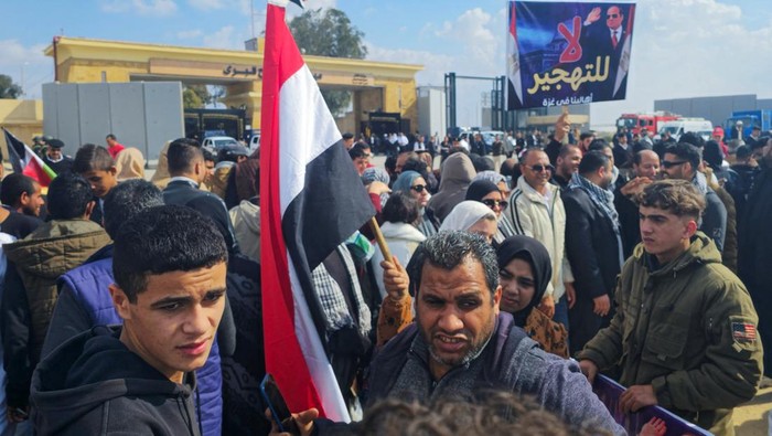 Warga Mesir Demo Tolak Usul Trump untuk Relokasi Warga Gaza Egyptians protest against the U.S. President Donald Trump's proposal for Egypt and Jordan to host over a million Palestinians from Gaza, at a gate at the Rafah border crossing, amid a ceasefire between Israel and Hamas, in Rafah, Egypt, January 31, 2025. REUTERS/Stringer