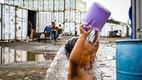 Warga Kampung Sepatan, RT 18/05, Rorotan, Cilincing terpaksa mengungsi ke kontainer kosong setelah kediamannya terendam banjir setinggi satu meter.