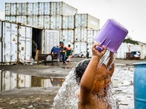 Warga Rorotan yang Terdampak Banjir Ngungsi di Kontainer Kosong