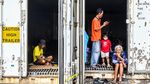 Warga Rorotan yang Terdampak Banjir Ngungsi di Kontainer Kosong