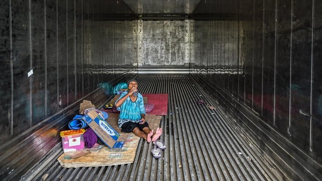 Saat Peti Kemas Jadi Solusi Warga Korban Banjir Mengungsi Sementara