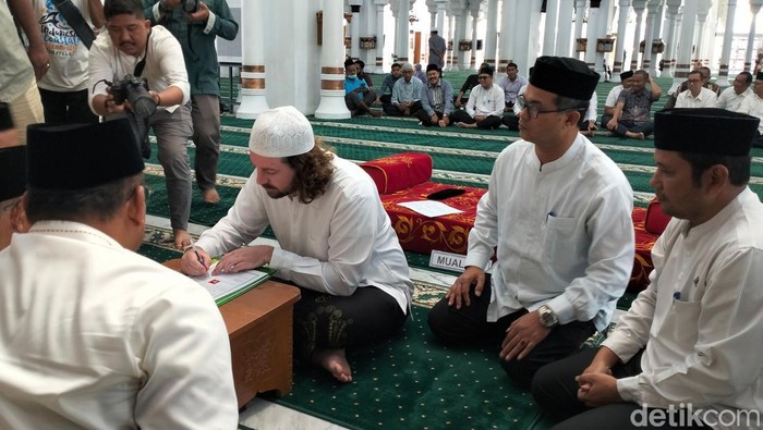 WN Australia mengucap kalimat syahadat di Masjid Baiturrahman (Agus Setyadi/detikcom)