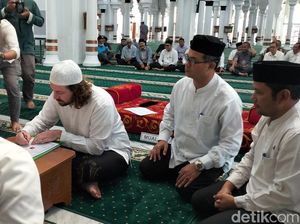 Datang ke Aceh, Bule Australia Masuk Islam dan Langsung Ganti Nama