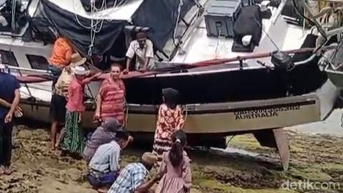 Yacht milik pasutri Australia yang kandas di perairan Gili Iyang, Sumenep.