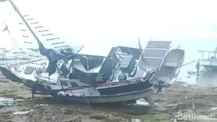 Yacht milik pasutri Australia yang kandas di perairan Gili Iyang, Sumenep.