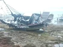 Video: Momen Evakuasi 2 WN Australia dari Kapal Yacht di Perairan Sumenep