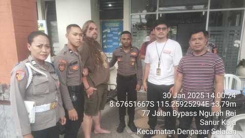 Young diamankan polisi seusai kecelakaan di Sanur, Kamis (30/1/2025). (Dok Polresta Denpasar).