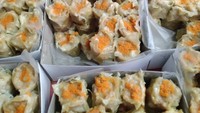 Siomay Wawa letaknya ada di dalam Pasar Jatinegara, sudah jualan dari tahun 1990-an. Siomay ini mirip dimsum. Foto: Site Culinary/Visual