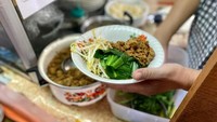 Jangan lupa mampir ke Bakmi Jackie yang halal dan enak di dalam Pasar Jatinegara, sudah ada dari awal tahun 2000-an. Foto: Site Culinary/Visual