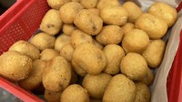Jadi camilan legendaris di Jatinegara, ini Terminal Combro buatan Bu Aminah yang isian oncomnya bikin nagih. Foto: Site Culinary/Visual