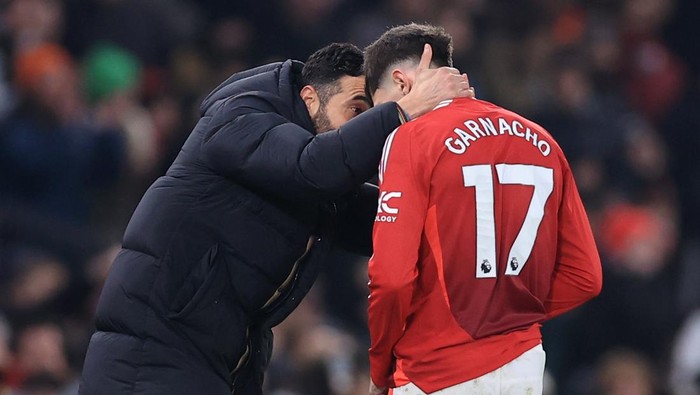 MANCHESTER, ENGLAND - JANUARY 16: Manchester United manager Ruben Amorim speaks with Alejandro Garnacho during the Premier League match between Manchester United FC and Southampton FC at Old Trafford on January 16, 2025 in Manchester, England. (Photo by Simon Stacpoole/Offside/Offside via Getty Images)