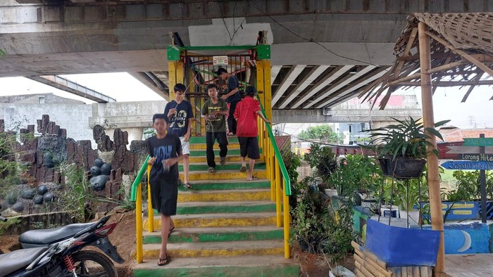 Akses JPO di kolong flyover Kalibata, Jakarta Selatan ditutup