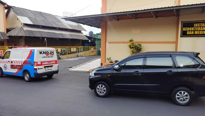 ambulan rssa malang menuju rumah duka siswa sman 1 porong sidoarjo