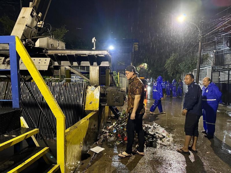 Anggota DPRD Khusus Jakarta, Fraksi PDI Perjuangan Hardiyanto Kenneth Meninjau Wilayah Banjir Di Jakarta Barat.