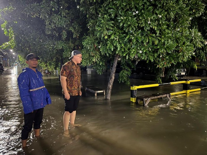 Anggota DPRD Khusus Jakarta, Fraksi PDI Perjuangan Hardiyanto Kenneth Meninjau Wilayah Banjir Di Jakarta Barat.