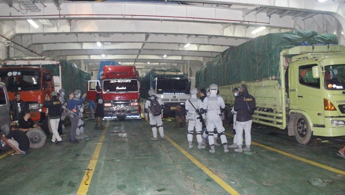 Bakamla RI melalui unsur KN (Kapal Negara) Pulau Marore-322 menangkap KMP (Kapal Motor Penyeberangan) FRD 5 di perairan Patimban Subang, Jawa Barat. (dok Bakamla)