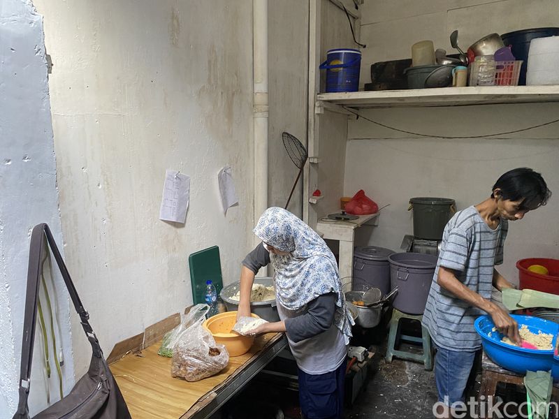 Blusukan Cicip Combro Viral di Gang Sempit yang Eksis Sejak 1992