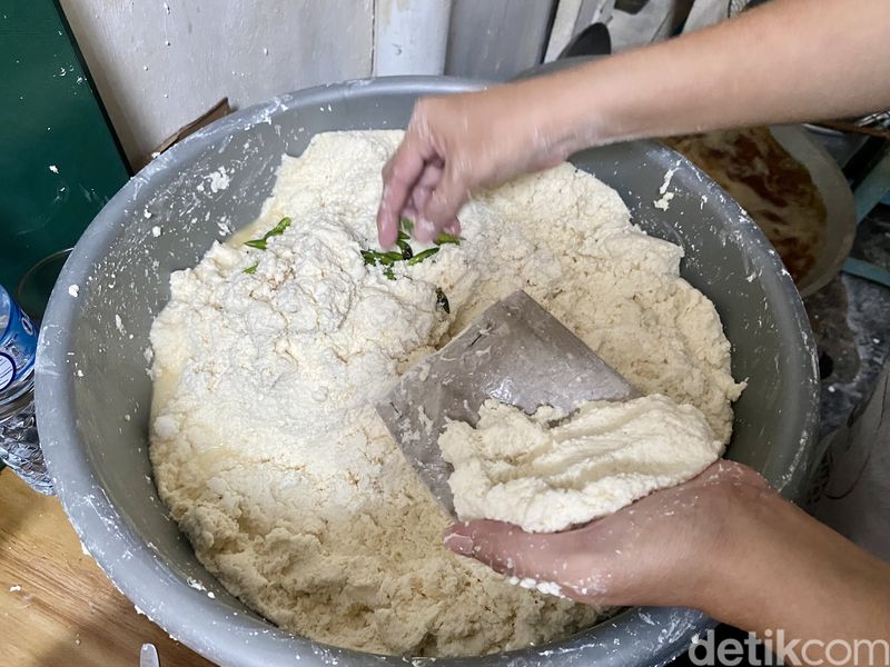 Blusukan Cicip Combro Viral di Gang Sempit yang Eksis Sejak 1992