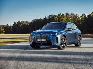 BMW Luncurkan iX 2025: Performa Lebih Sangar, Jarak Tempuh Makin Jauh!