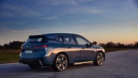 Untuk urusan jarak tempuh, tipe paling terjangkau yakni BMW iX xDrive45 dibekali baterai 94,8 kWh, sedangkan varian tertinggi M70 xDrive menggunakan baterai 108,9 kWh. Kedua model ini diklaim dapat menempuh jarak sekitar 600 km dalam sekali cas. Sementara tipe menengah yakni xDrive60 justru memiliki jarak tempuh terpanjang. Dengan baterai 109,1 kWh, SUV listrik ini sanggup menjelajah hingga 701 km dalam satu kali pengisian penuh. (dok. BMW/Fabian Kirchbauer)