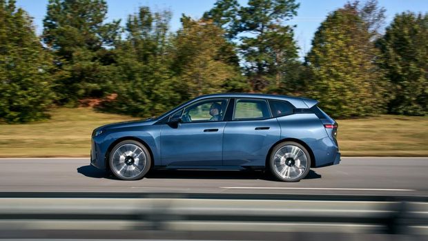BMW iX M70 xDrive 2025