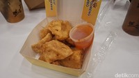 Jika tak ingin terlalu kenyang juga bisa menikmati pilihan camilan yang ada. Seperti bakso goreng jumbo yang renyah di luar namun kenyal di dalamnya. Foto: detikcom/Diah Afrilian