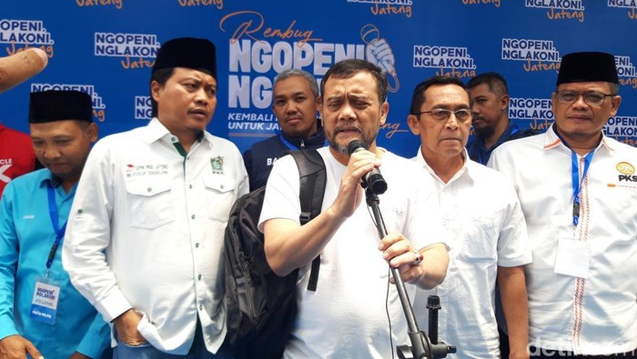 Calon Gubernur Jateng terpilih, Ahmad Luthfi, memberikan keterangan kepada para wartawan usai Rembug Ngopeni Ngelakoni di Kali Pepe Land, Boyolali, Sabtu (1/2/2025).