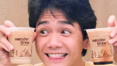 Potret Chicco Kurniawan, Aktor 1 Kakak 7 Ponakan Saat Asyik Kulineran