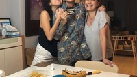 Berada di rumahnya, Chicco mendapatkan kejutan kue nougat pada hari ulang tahunnya. Ini momen hangatnya bersama keluarga. Foto: Instagram