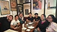 Chicco juga pernah membagikan momen santai bersama teman lainnya. Mereka menikmati segelas es teh yang manis segar. Foto: Instagram