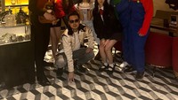 Ini momen lain dari Chicco ketika merayakan ulang tahun sang kekasih. Momen ini ditemani oleh teman-temannya yang mengenakan kostum lucu. Foto: Instagram