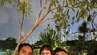 Pemeran Moko dalam film 1 Kakak 7 Ponakan ini juga sering pergi bersama teman-temannya. Mereka berada di sebuah kafe sambil menikmati camilan dan minuman segar. Foto: Instagram