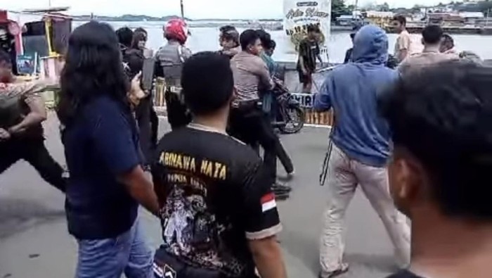 Demo tolak sistem parkir elektronik di RS Hasri Ainun Habibie Parepare.