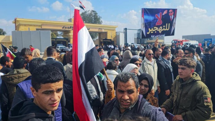 Egyptians protest against the U.S. President Donald Trumps proposal for Egypt and Jordan to host over a million Palestinians from Gaza, at a gate at the Rafah border crossing, amid a ceasefire between Israel and Hamas, in Rafah, Egypt, January 31, 2025. REUTERS/Stringer Purchase Licensing Rights