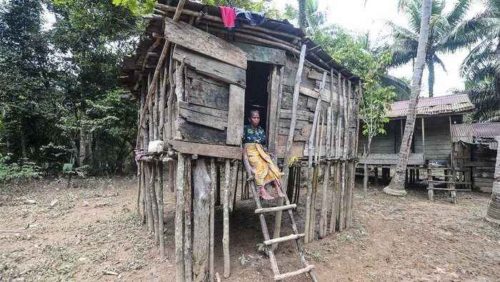 Warga menunjukkan telepon genggam miliknya yang tidak mendapatkan layanan telekomunikasi di rumahnya di Jangga Aur, Batin XXIV, Batanghari, Jambi, Sabtu (1/2/2025). Jangga Aur yang secara geografis berada di wilayah perbukitan dan lembah, serta dihuni mayoritas warga Suku Batin Sembilan dari keturunan Singo Mulyo atau Datuk Lenggang Laut dan merupakan salah satu desa terisolir di kabupaten itu yang belum tersentuh layanan sinyal telekomunikasi. ANTARA FOTO/Wahdi Septiawan/YU