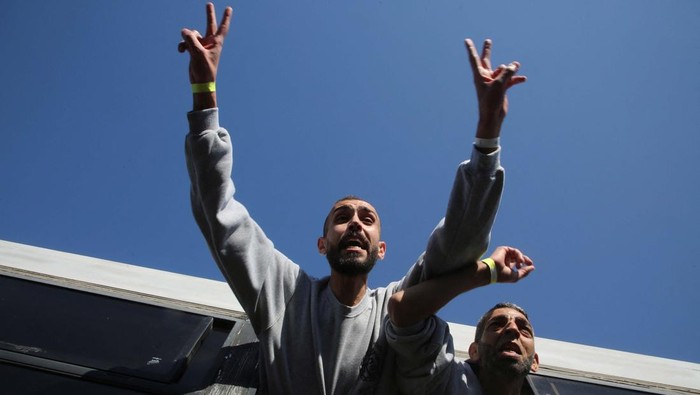 Freed Palestinian prisoners are greeted after being released by Israel as part of a hostages-prisoners swap and a ceasefire deal in Gaza between Hamas and Israel, in Khan Younis in the southern Gaza Strip, February 1, 2025. REUTERS/Hatem Khaled