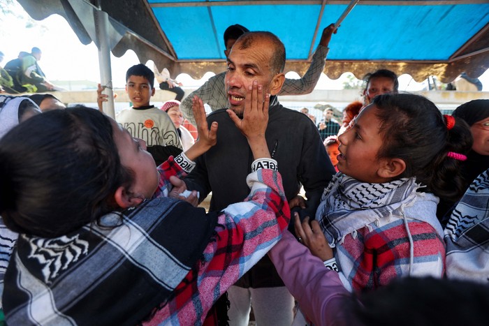 Freed Palestinian prisoners are greeted after being released by Israel as part of a hostages-prisoners swap and a ceasefire deal in Gaza between Hamas and Israel, in Khan Younis in the southern Gaza Strip, February 1, 2025. REUTERS/Hatem Khaled