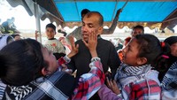 Seorang tahanan Palestina disambut keluarga di Khan Younis di Jalur Gaza selatan, 1 Februari 2025.