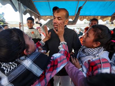 Ekspresi Tahanan Palestina yang Dibebaskan Saat Kembali Bertemu Keluarga