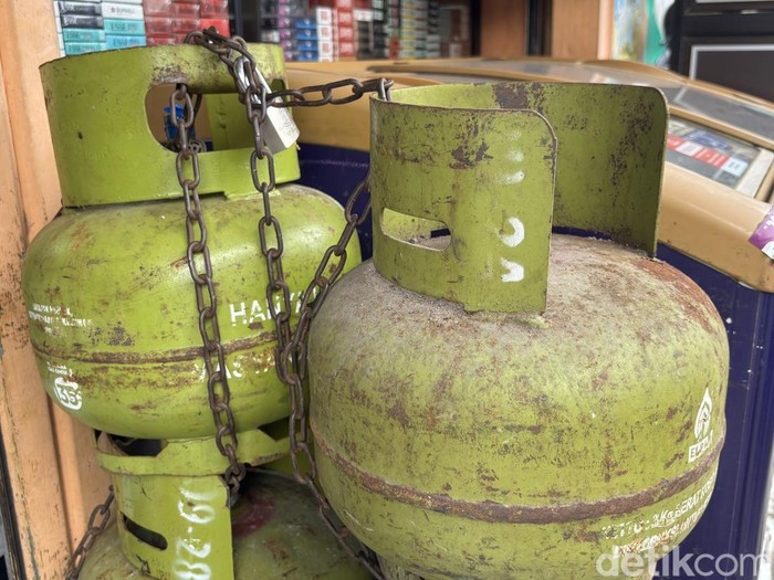 Elpiji 3kg masih dijual pengecer Surabaya.