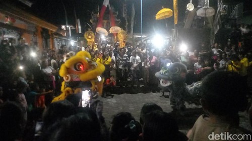 Etnis tionghoa di Desa Adat Galiran, Desa Baktiseraga, Kecamatan Buleleng, Bali, mempersembahkan pertunjukan Barongsai di Pura Desa Adat setempat, Jumat (31/1/2025) malam.