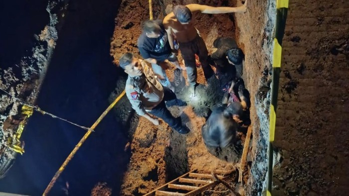 Evakuasi pekerja saluran air yang tertimbun longsor di Purwakarta