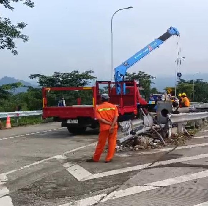 Fasilitas Tol Ditabrak Bus Diperbaiki