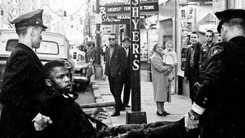 John Lewis, seorang tokoh penting dalam gerakan Hak Sipil, mengalami kekerasan dan penangkapan saat memperjuangkan kesetaraan rasial. Pada tahun 1961, di usia 21 tahun, ia diserang di Carolina Selatan karena mencoba memasuki ruang tunggu khusus kulit putih, dan kemudian ditangkap di Mississippi karena menolak meninggalkan area terlarang di stasiun bus. Setelah dibebaskan, ia dipukuli oleh anggota KKK di Alabama dan menderita luka parah. Pada tahun 1965, ia memimpin pawai dari Selma ke Montgomery, di mana ia kembali diserang dan mengalami patah tulang tengkorak dalam peristiwa yang dikenal sebagai Minggu Berdarah. Meskipun mengalami kekerasan dan penangkapan berulang kali, Lewis tidak pernah menyerah dalam perjuangannya untuk hak-hak sipil. Pada tahun 2009, ia menyaksikan Barack Obama dilantik sebagai presiden kulit hitam pertama Amerika Serikat. Foto: Instagram Histroy Cool Kids
